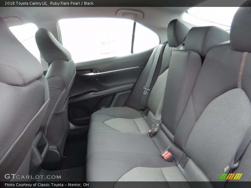 Ruby Flare Pearl / Black 2018 Toyota Camry LE