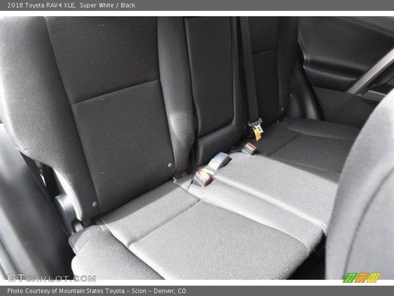 Super White / Black 2018 Toyota RAV4 XLE