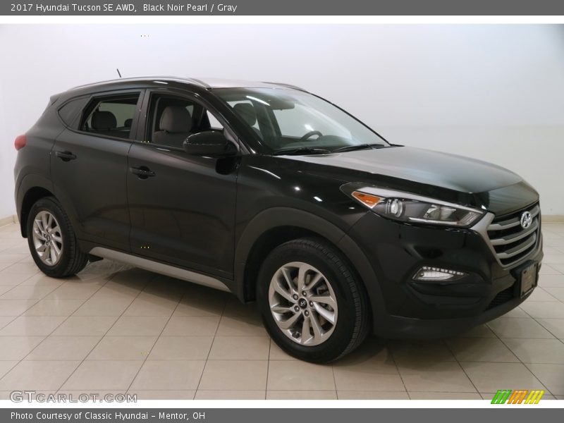 Black Noir Pearl / Gray 2017 Hyundai Tucson SE AWD
