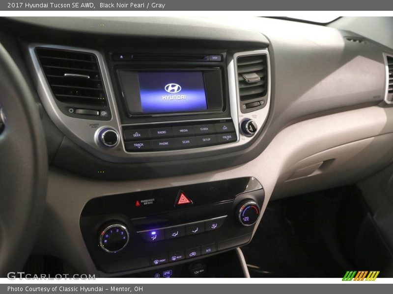 Black Noir Pearl / Gray 2017 Hyundai Tucson SE AWD