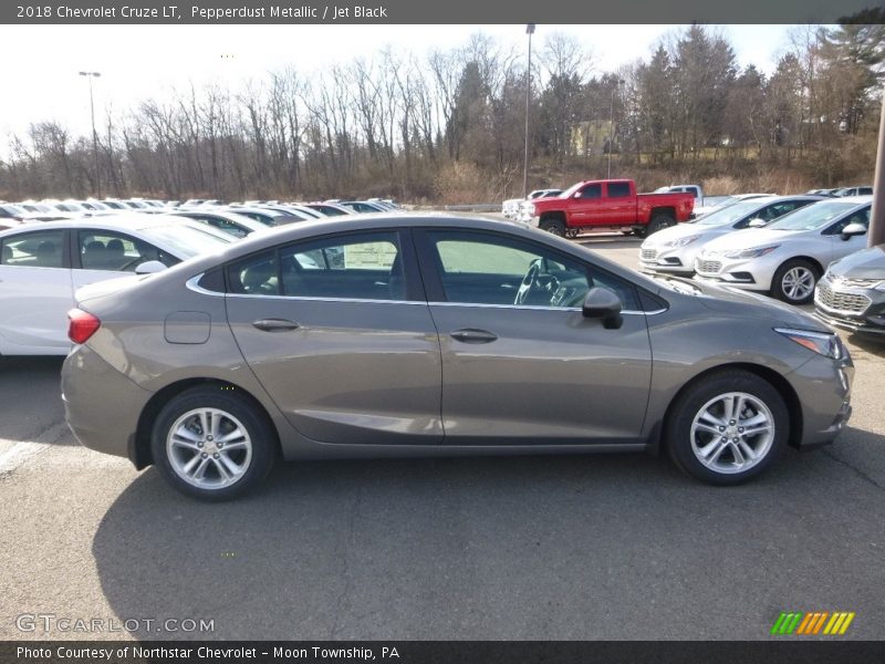 Pepperdust Metallic / Jet Black 2018 Chevrolet Cruze LT