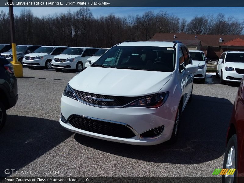Bright White / Black/Alloy 2018 Chrysler Pacifica Touring L