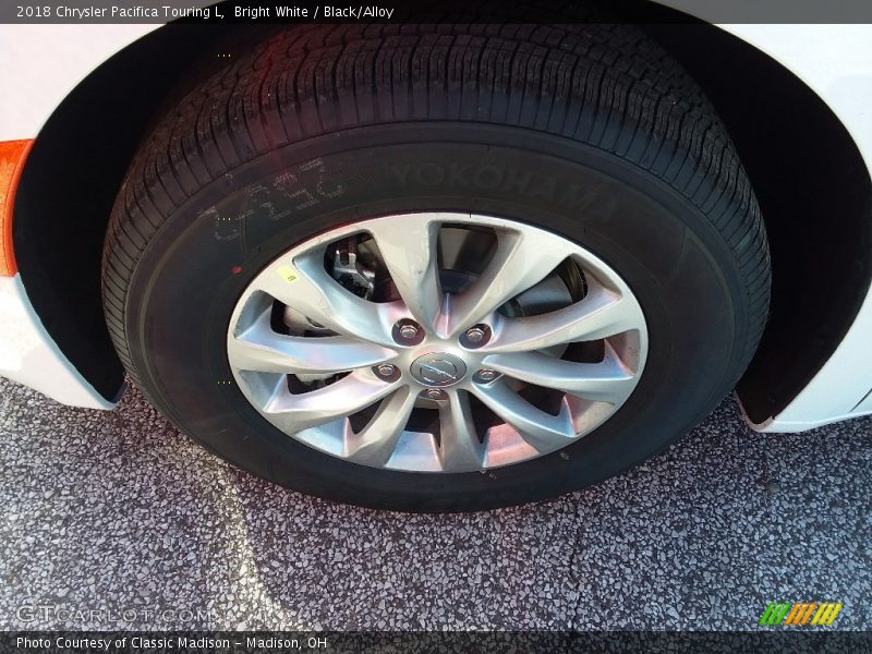 Bright White / Black/Alloy 2018 Chrysler Pacifica Touring L