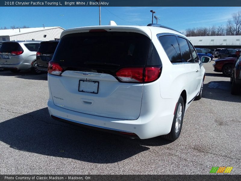 Bright White / Black/Alloy 2018 Chrysler Pacifica Touring L