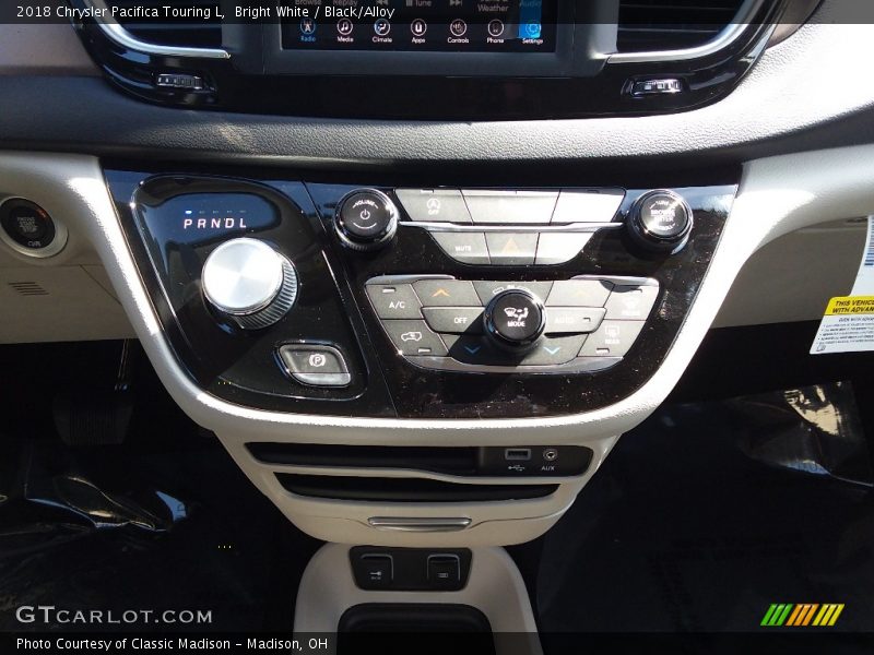 Bright White / Black/Alloy 2018 Chrysler Pacifica Touring L