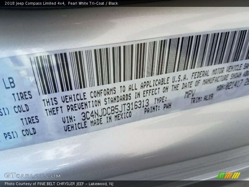 Pearl White Tri–Coat / Black 2018 Jeep Compass Limited 4x4