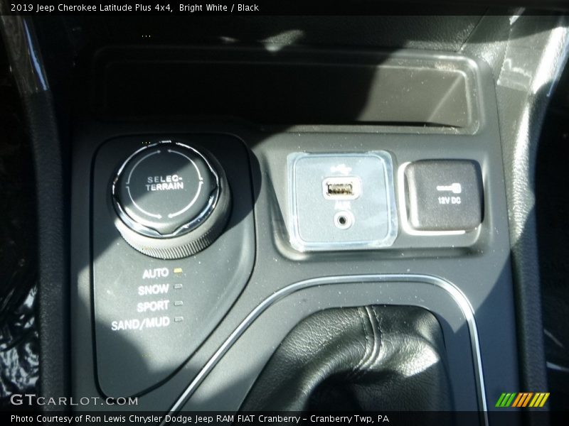 Bright White / Black 2019 Jeep Cherokee Latitude Plus 4x4