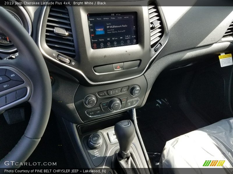 Bright White / Black 2019 Jeep Cherokee Latitude Plus 4x4