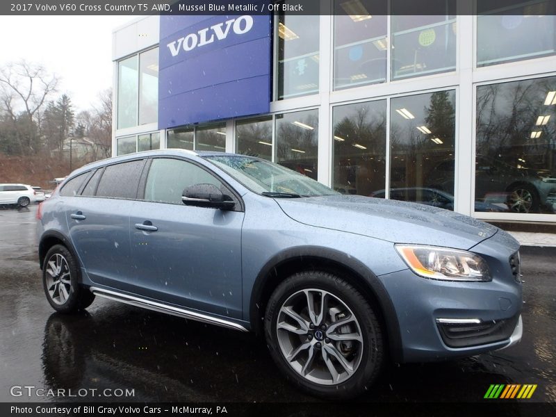 Front 3/4 View of 2017 V60 Cross Country T5 AWD