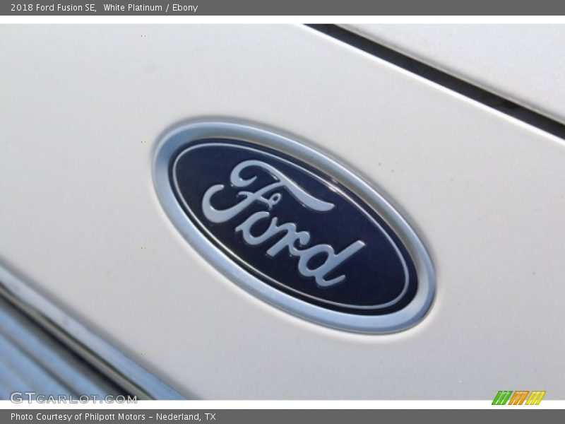 White Platinum / Ebony 2018 Ford Fusion SE