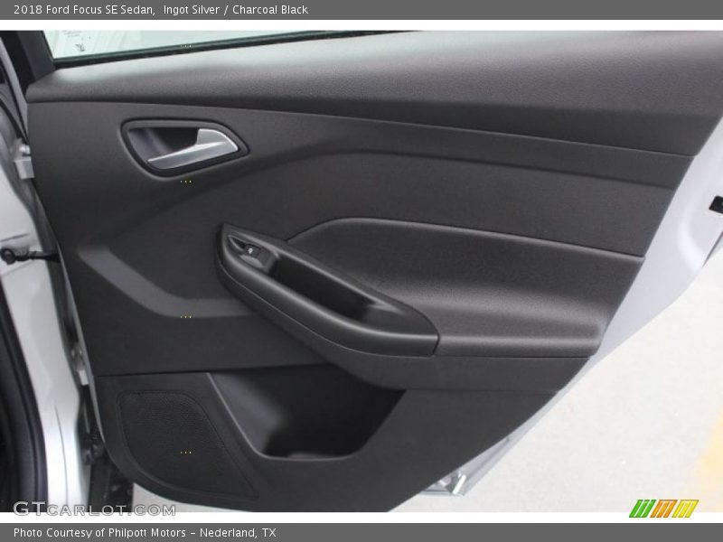 Ingot Silver / Charcoal Black 2018 Ford Focus SE Sedan