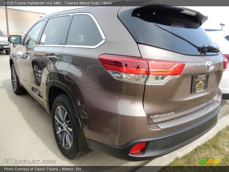 Toasted Walnut Pearl / Black 2018 Toyota Highlander XLE AWD