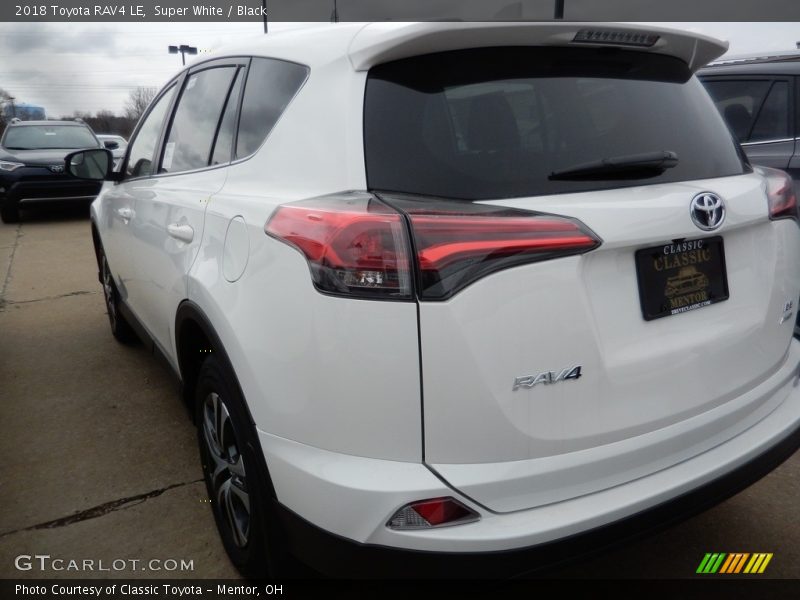 Super White / Black 2018 Toyota RAV4 LE