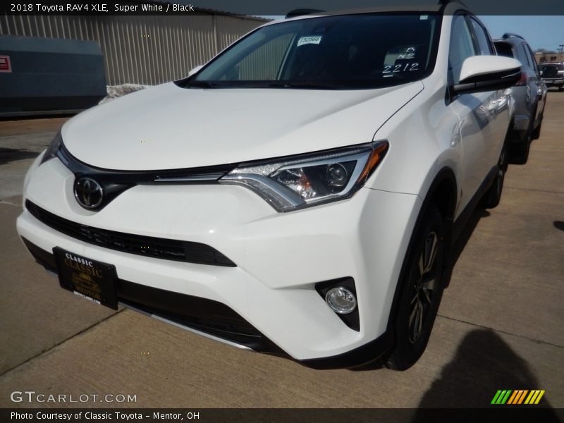 Super White / Black 2018 Toyota RAV4 XLE