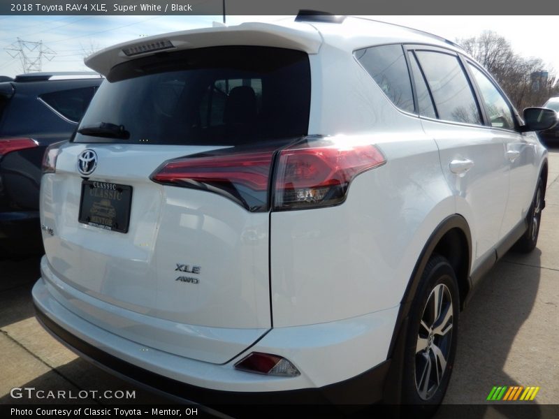 Super White / Black 2018 Toyota RAV4 XLE