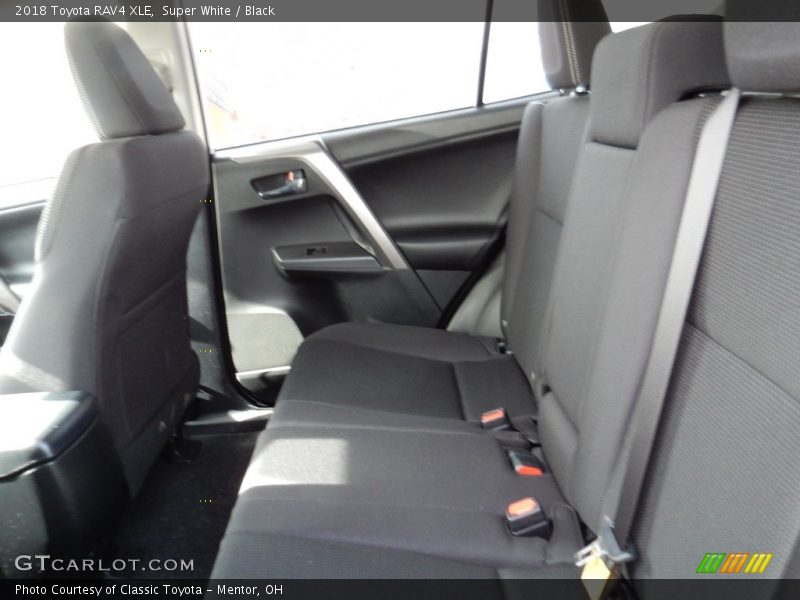 Super White / Black 2018 Toyota RAV4 XLE