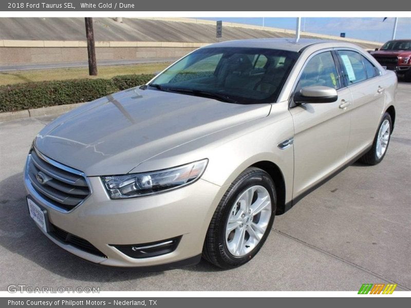 Front 3/4 View of 2018 Taurus SEL