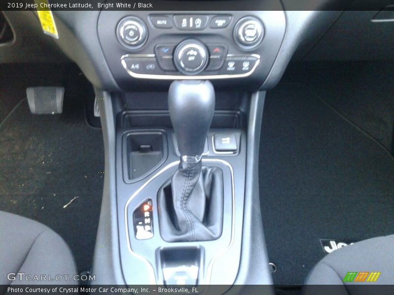 Bright White / Black 2019 Jeep Cherokee Latitude