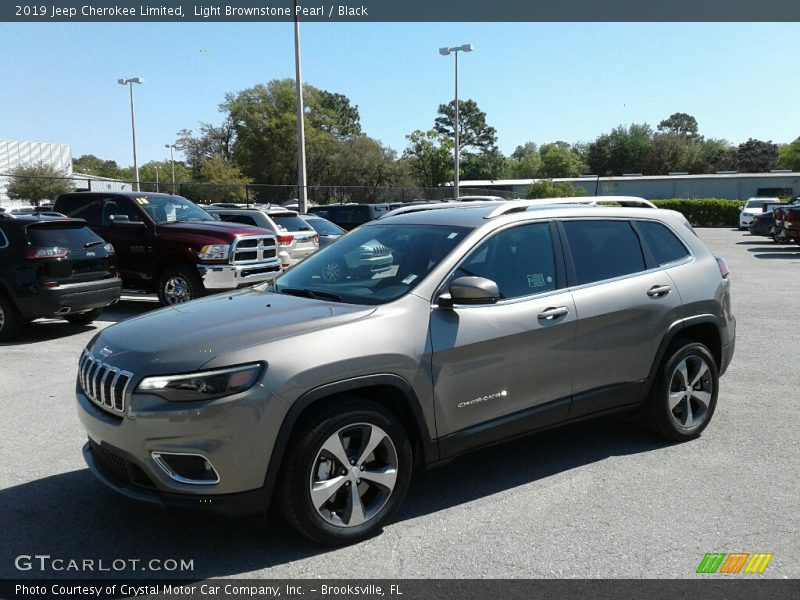 Front 3/4 View of 2019 Cherokee Limited