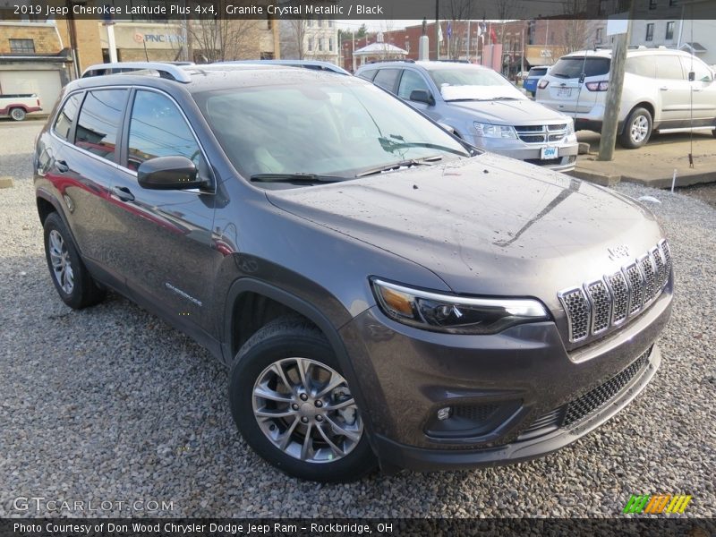 Front 3/4 View of 2019 Cherokee Latitude Plus 4x4