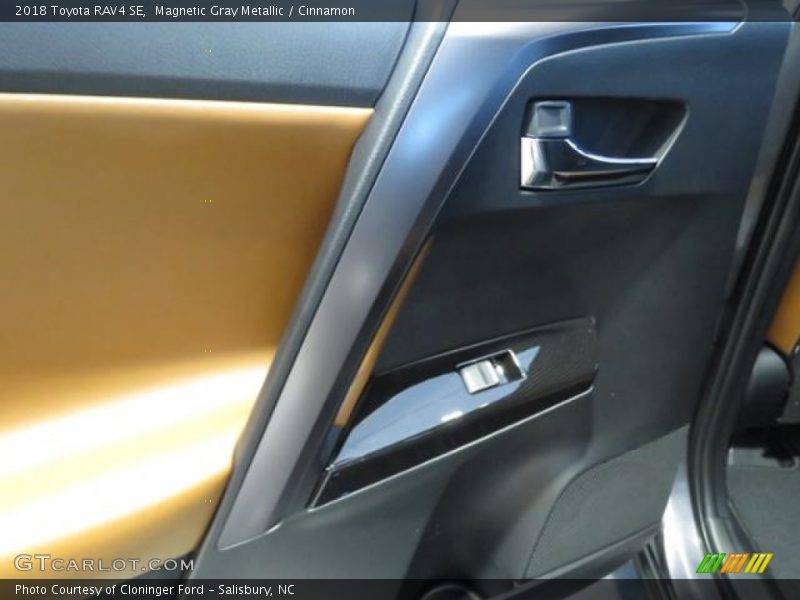 Magnetic Gray Metallic / Cinnamon 2018 Toyota RAV4 SE