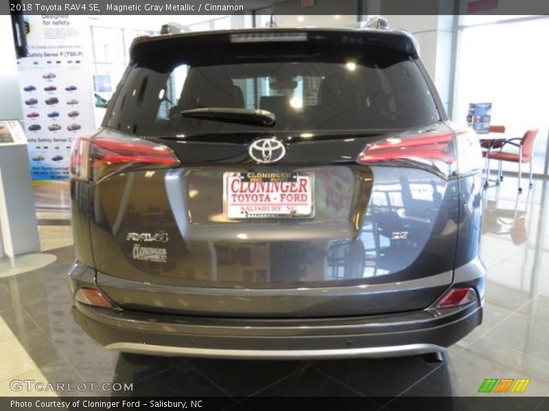 Magnetic Gray Metallic / Cinnamon 2018 Toyota RAV4 SE