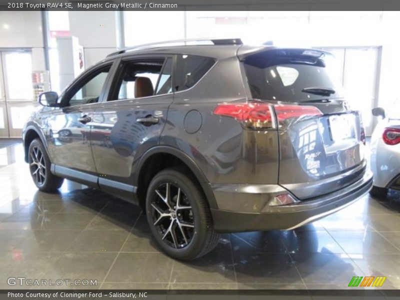 Magnetic Gray Metallic / Cinnamon 2018 Toyota RAV4 SE