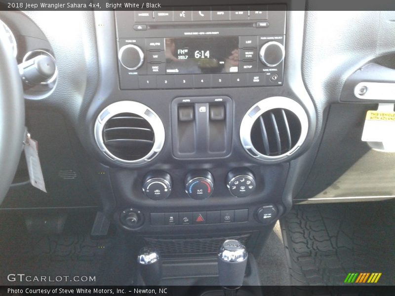 Bright White / Black 2018 Jeep Wrangler Sahara 4x4