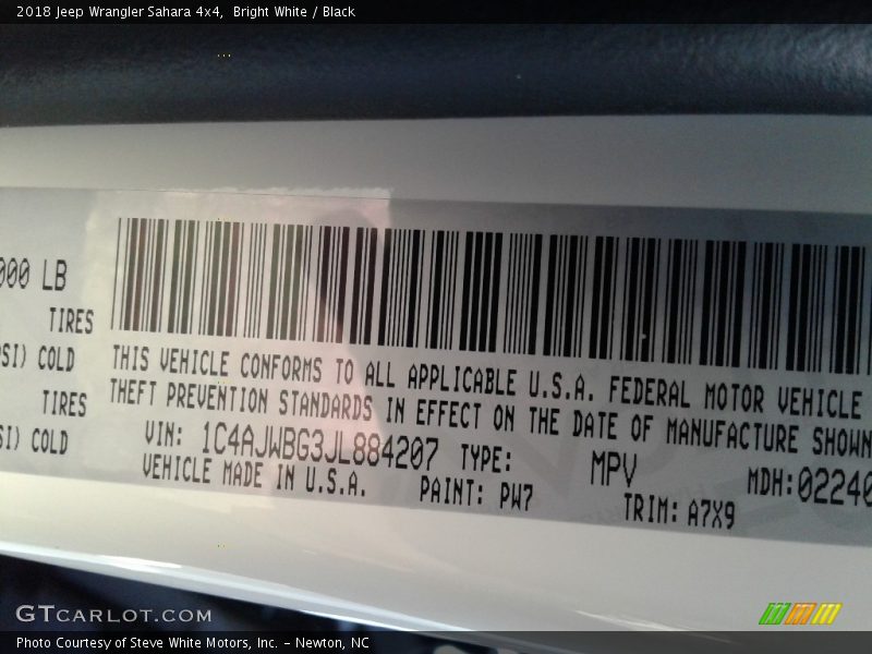 Bright White / Black 2018 Jeep Wrangler Sahara 4x4