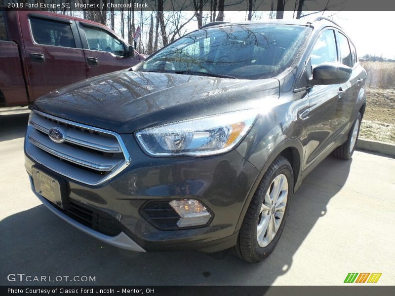 Magnetic / Charcoal Black 2018 Ford Escape SE