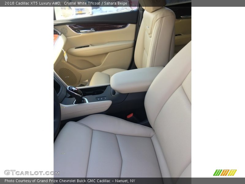 Crystal White Tricoat / Sahara Beige 2018 Cadillac XT5 Luxury AWD