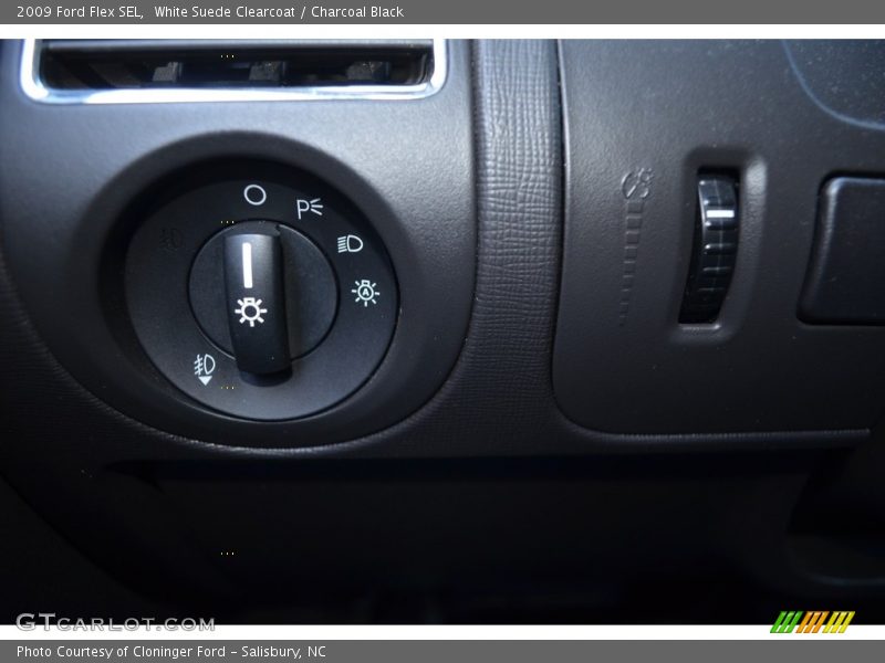 White Suede Clearcoat / Charcoal Black 2009 Ford Flex SEL