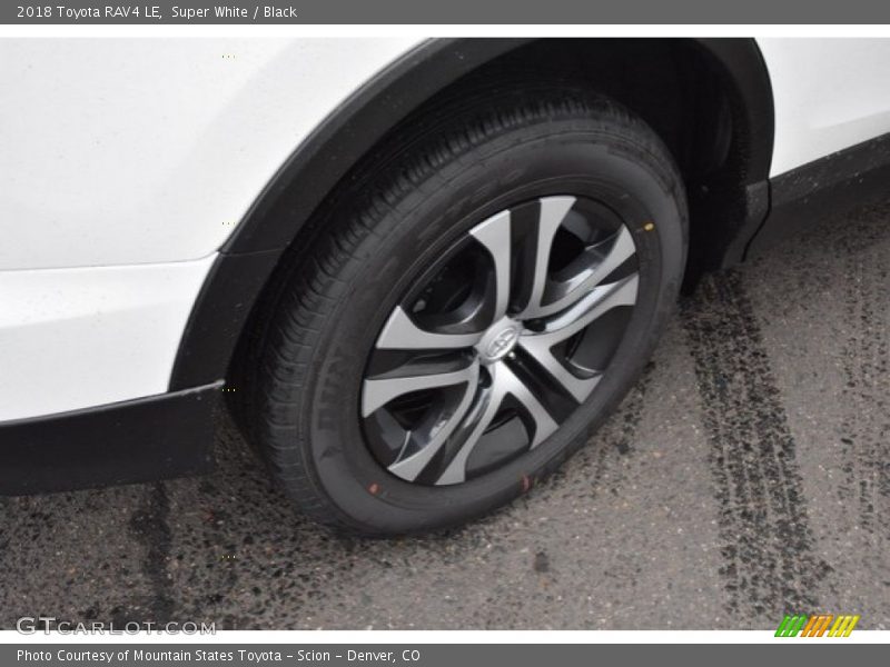 Super White / Black 2018 Toyota RAV4 LE