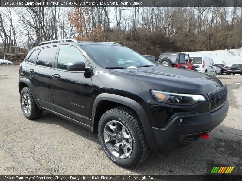 Front 3/4 View of 2019 Cherokee Trailhawk Elite 4x4