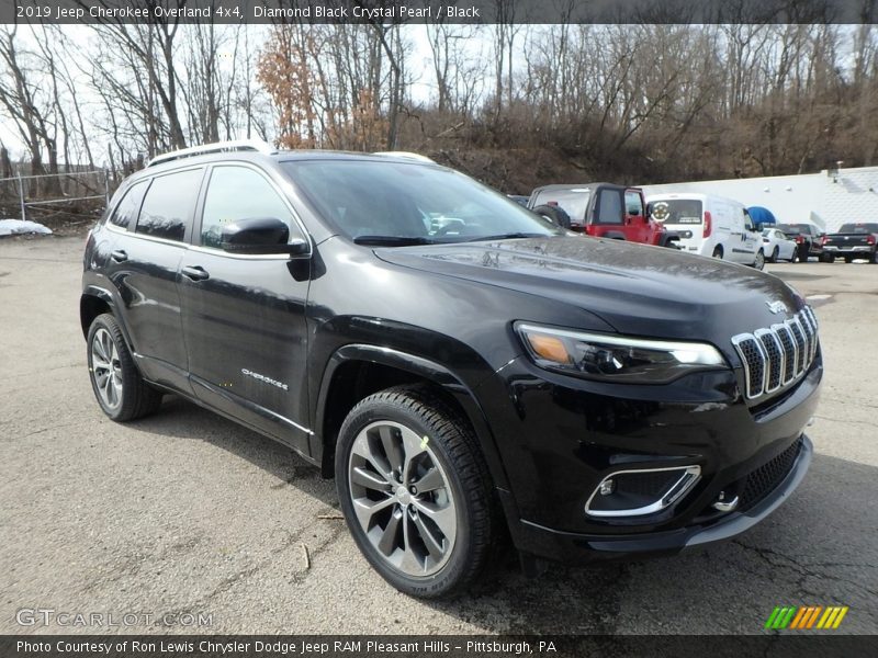Front 3/4 View of 2019 Cherokee Overland 4x4