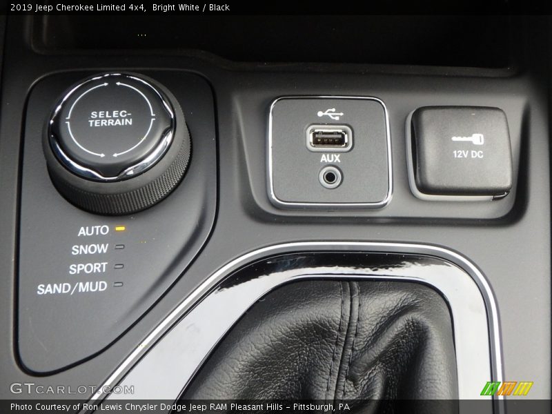 Bright White / Black 2019 Jeep Cherokee Limited 4x4