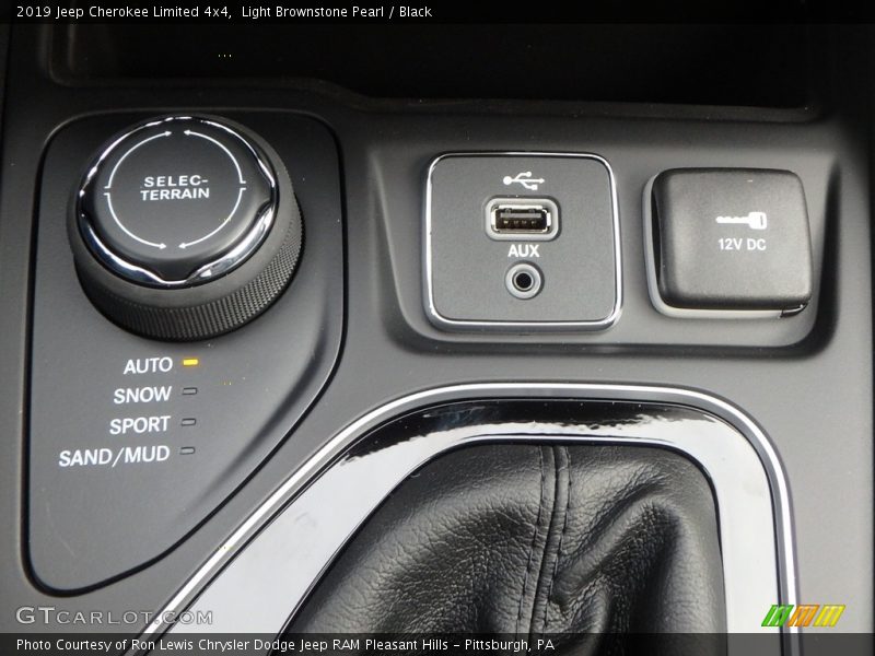 Light Brownstone Pearl / Black 2019 Jeep Cherokee Limited 4x4
