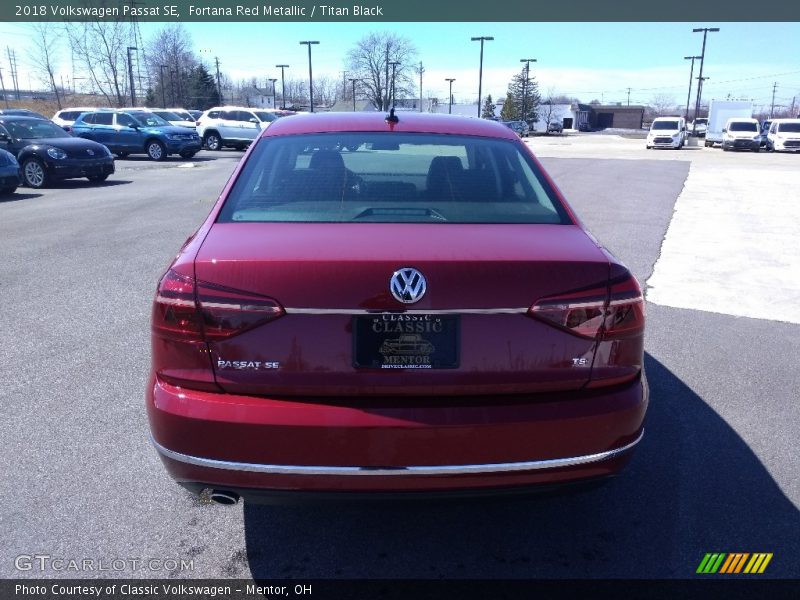 Fortana Red Metallic / Titan Black 2018 Volkswagen Passat SE