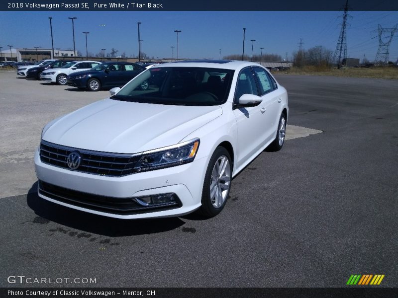Pure White / Titan Black 2018 Volkswagen Passat SE
