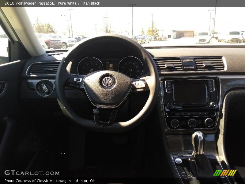 Pure White / Titan Black 2018 Volkswagen Passat SE