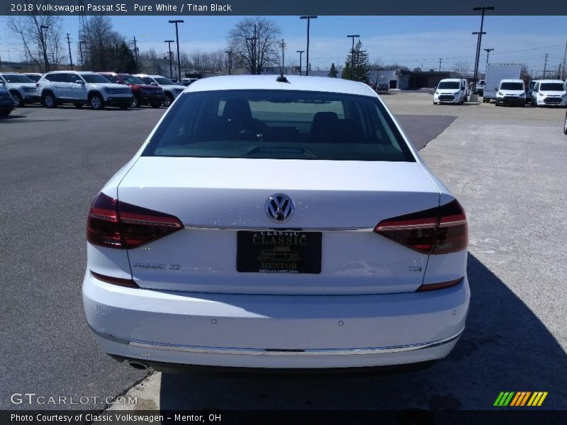 Pure White / Titan Black 2018 Volkswagen Passat SE