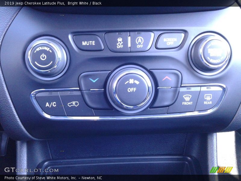Controls of 2019 Cherokee Latitude Plus