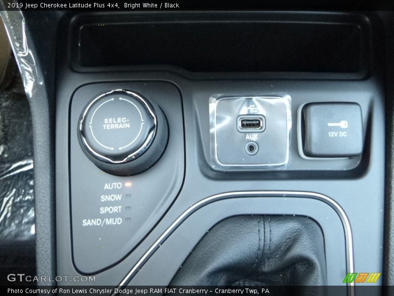 Bright White / Black 2019 Jeep Cherokee Latitude Plus 4x4