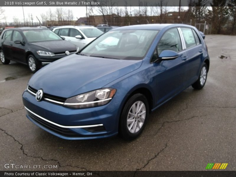Front 3/4 View of 2018 Golf S
