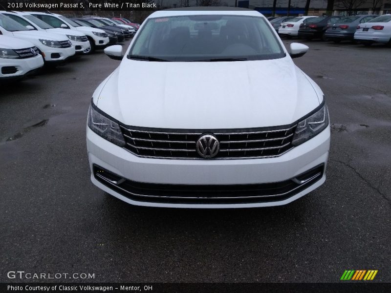 Pure White / Titan Black 2018 Volkswagen Passat S
