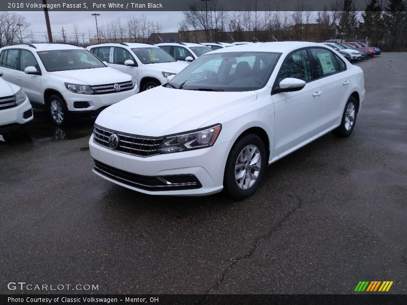 Pure White / Titan Black 2018 Volkswagen Passat S