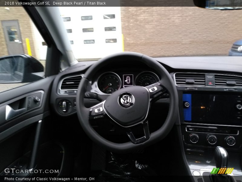 Deep Black Pearl / Titan Black 2018 Volkswagen Golf SE