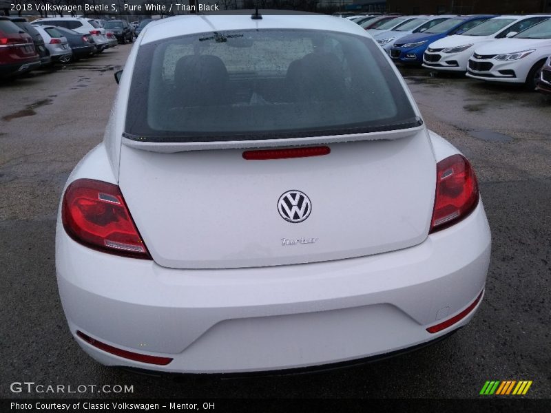 Pure White / Titan Black 2018 Volkswagen Beetle S