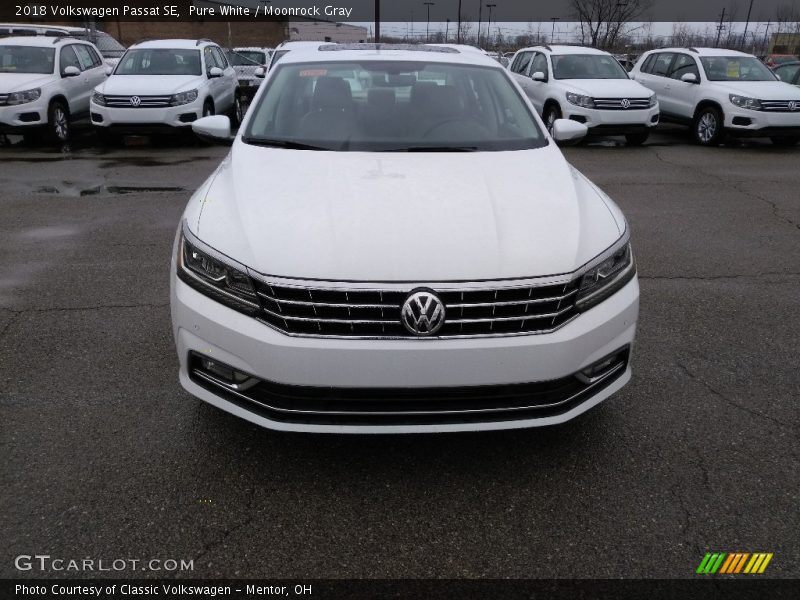 Pure White / Moonrock Gray 2018 Volkswagen Passat SE
