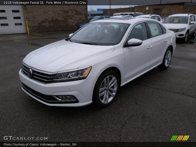 Front 3/4 View of 2018 Passat SE